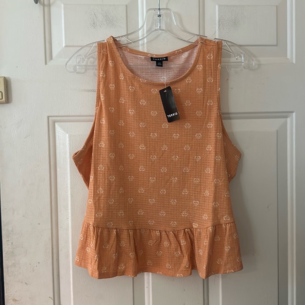 TORRID TEXTURE KNIT RUFFLE CROP TOP: PEACH BLOOM: NEW WITH TAGS: SIZE 00 (M/L)